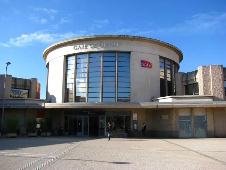 Project: SNCF railway station, flat roof